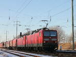 143 807-6 und 143 308-5 mit  einem Güterzug auf südlichen Berliner Außenring (KBS 203 (Stralsund - Berlin - Elsterwerda)am 17. Januar 2017 in Höhe von Diedersdorf.