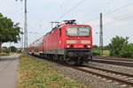 Einfahrt am 10.08.2015 über das Überholgleis von der Freiburger 143 308-5 mit der HVZ-Verstärker RB (Freiburg (Brsg) Hbf - Neuenburg (Baden)) in den vorletzten Zwischenhalt in