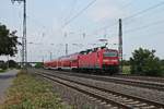 Nachschuss auf die Freiburger 143 308-5, welche am 10.08.2015 ihre HVZ-Verstärker RB (Neuenburg (Baden) - Freiburg (Brsg) Hbf) aus dem Bahnhof von Müllheim (Baden) in Richtung Norden