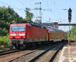 143 957 erreicht mit ihrem RE nach Halle Saale Hbf aus Kassel Wilhelmshöhe kommend den Bahnhof Eichenberg. Aufgenommen am 22.08.2015.