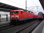 BR143 852 wartet hier mit ihrem RE im Rostocker Hbf auf die Abfahrt nach Szczecin Glowny. Im Hintergrund ist ein Steuerwagen der Gattung DABgbuzf 760 der RB 10 (Relation: Stralsund-Rostock) zu sehen. (13.12.03)