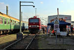 Die kürzlich umlackierte 143 002-4 (243 002-3) der Traditionsgemeinschaft Bw Halle P e.V. steht anlässlich des Sommerfests unter dem Motto „Von der Reichsbahn zur DB AG“ auf dem Gelände der DB Werkstatt Halle (Saale) für Führerstandsmitfahrten bereit.
[24.8.2019 | 17:21 Uhr]