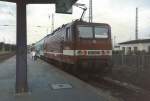 In ihrer schnsten Farbgebung, wie ich finde, stand die Cottbuser 143 344-0 am frhen abend des 14.08.1997 in ihrem Heimatbahnhof. Hier kurz vor der abfahrt mit RE 3334 nach Berlin Warschauer Strae ber Guben, Frankfurt/Oder, Frstenwalde. 