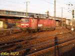 143 188-1 durchfhrt Dortmund Hbf, im Hintergrund der ehemalige Gbf Dortmund. Unten rechts,der Fotograf als Schatten. 24.11.2007.
 