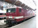 Die Lok der BR 143 pendelt am 18. 08. 2004 mit einer RB zwischen Halle und Leipzig. 143 929-8 hat als eine der wenigen Loks noch DR- Lackierung.