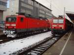 143 050-3 und 143 055-2 stehen am heutigen verschneiten Tag auf Gleis 7 und 8 in Freiburg Hbf. 12.02.09