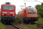 16.06.2009 in Elsterwerda-Biehla 143 885-2 mit RB 31 und  RTS 1216 901 mit einem Schienenzug Richtung Elsterwerda unterwegs.