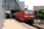 143 931 steht am 29.07.09 mit einem Zusatzzug von Potsdam nach Ostbahnhof im Bahnhof Alexanderplatz.