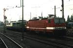 143 070-1, 140 837-6 und 140 368-2 auf Krefeld Hauptbahnhof am 26-08-1997. Bild und scan: Date Jan de Vries.