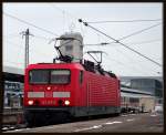 Am 12.2.13 hatte die 143 017 eine defekte n-Wagen Garnitur am Haken. 
Am Endbahnhof, nämlich Stuttgart, wurden die Wagen dann mit einer 365 in die Werkstatt gezogen und die 143 017 wurde allein in das Betriebswerk geschickt. 
Aufgenommen am Stuttgarter Hauptbahnhof. 