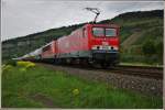 MRG 605+ 705 (143 344-0 +155 196-9) mit einen Zementzug Richtung Würzburg bei Thüngersheim am 08.05.14.