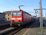 BR143 334 mit einem RE (Stralsund - Belzig) im Bf Pasewalk. (29.06.03)