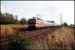 Im Gegenlicht kam mir am 4.10.1991 um 13.33 Uhr der D 512 mit 243874 nach Stralsund bei Teschenhagen entgegen.