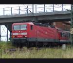 Am 3.8.06 fuhr mir diese BR 143 durchs Bild. Sie bediente die RegionalBahn nach lichtenfels. Leider verkehrt dieser Zug nur ein mal in der Stunde...Hier fuhr sie unter der Brcke des Kersbacher Bahnhofs durch, im hintergrund erkennt man das Bahnhofsgebudes, welches Denkmalgeschtzt werden soll...