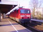 143 127-9 steht mit einer RB nach Pinneberg im Bahnhof Elmshorn und wartet auf die Abfahrt.