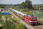 Die Delta Rail 243 650-9 mit LDC von Cottbus nach Warnemünde bei der Durchfahrt in Warnemünde-Werft.10.08.2019