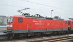 Die SRS - Salzland Rail Service GmbH, Schönebeck (Elbe) mit der angemieteten  143 893-6  (NVR-Nummer: 91 80 6143 893-6 D-DB ) zusammen als Doppeltraktion mit  143 276-4  am 24.10.19 Magdeburg Hbf.
