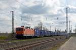 Die ehemalige Arcelor-Lok 143 001 wurde an DeltaRail verkauft. Noch im Farbkleid des Vorbesitzers schleppt sie am 13.04.21 einen China-Containerzug durch Saarmund Richtung Potsdam. 