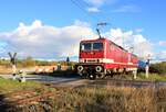 Kurz nach einem Regenschauer kam das DeltaRail Double, bestehend aus 243 650 & 931 mit ihrem Getreideleerzug von Mukran nach Frankfurt Oderbrücke um die Ecke. Hier am BÜ km 2,6 in Mukran am 12.10.2021.