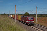 Die Maschinen von Delta Rail sehen immer wie aus dem Ei gepellt aus. Mit einem Containerzug in Richtung Osten ist 243 931-3 (143 931-4) an der Stadtgrenze von Magdeburg zu sehen. Fotografiert am 03.06.2023