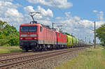 Für ihren Mieter Netzwerkbahn Sachsen führten 143 348 und 143 276 einen Silozug am 09.06.24 durch Greppin Richtung Dessau.