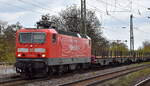 ITX - InterTourex GmbH, Aschersleben mit der angemieteten DB Gebrauchtzuglok  143 637  (NVR-Nummer   91 80 6143 637-7 D-DB ) und einem Schienen-Transportzug am 25.11.24 Höhe Bahnhof Magdeburg-Neustadt.