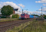 Delta Rail betreibt mehrere 143 in der Lackierung der Deutschen Reichsbahn. Am 04.10.2024 zog 243 559 einen Containerzug durch Hämelerwald in Richtung Lehrte.