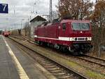 Das ist auch in Hennigsdorf b. Berlin mittlererweile ein seltener Anblick: Eine 143 in original -Reichsbahn-Farbgebung am Ort ihrer Entstehung. Delta-Rail mit 143 179-0 ex  243 179-9  hat's möglich gemacht. Gesehen am 29.11.2024.