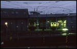 Blick zur sogenannten blauen Stunde in das BW Bebra, wo am 9.10.1992 um 17.45 Uhr die 151100 und 150068 sich ein Stelldichein geben.