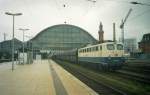 150 115 zog am 12. September 1998 einen leeren Kohlezug in Richtung Bremerhaven; hier in Bremen Hbf.