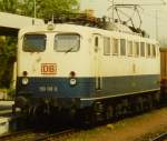 Die ozeanblau-beige 150 130-3 wartet im Juli 1997 im Bahnhof Crailsheim auf Weiterfahrt (digitalisiertes Dia).