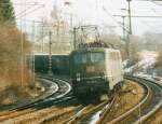 Im Februar 1997 verlsst 150 179-0 mit einer Schwesterlok und einem langen Gterzug den Bahnhof Crailsheim in Richtung Schwbisch Hall-Hessental (digitalisiertes Dia).