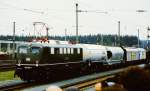 150 089-1 mit modernen Gterwaggons auf der Fahrzeugparade  Vom Adler bis in die Gegenwart , die im September 1985 an mehreren Wochenenden in Nrnberg-Langwasser zum 150jhrigen Jubilum der Eisenbahn in Deutschland stattgefunden hat.