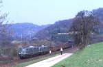 150 140 rollt mit einer unbekannten 140 im Schlepp die Spessartrampe hinunter, 17.04.1987.