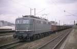 150172 ist am 3.3.1989 um 12.05 Uhr in Stuttgart Untertürkheim mit einem Güterzug in Richtung Ulm unterwegs.