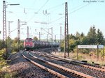 150 673 verließ am 17.9.02 mit einem Güterzug Richtung Ansbach den Bahnhof Steinach. Rechts führt das Gleis der Nebenbahn nach Neustadt (Aisch) hinab ins Tal. 
