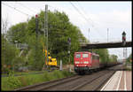 Trotz der derzeitigen Bauarbeiten im Bahnhof Hasbergen, links ist eine Ramme der Fa. Spitzke zu erkennen, rollte am 3.5.2017 reger Zugverkehr durch den Bahnhof. Dazu gehörte auch die um 16.30 Uhr mit einem Rungen Zug in Richtung Münster fahrende 151160.