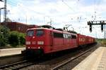 151 086-6 DB als Containerzug durchfährt den Bahnhof Lüneburg auf der Bahnstrecke Hannover–Hamburg (KBS 110) Richtung Hamburg.