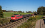 151 167 fährt mit einem Stahlzug bei Vogl in Richtung Freilassing, aufgenommen am 19. Oktober 2017.