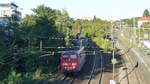 151 167 zieht einen Güterzug gen Westen am Bahnhof Darmstadt Nord vorbei. Aufgenommen am 30.8.2016 18:52