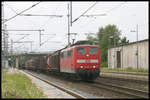 DB 151045 fährt hier am 13.8.2005 mit einem Güterzug in Richtung Bremen durch den Bahnhof Linsburg.