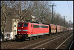 151118 kommt hier am 19.3.2006 um 14.17 Uhr mit einem gemischten Güterzug in Richtung Norden fahrend durch den Bahnhof Köln Süd.