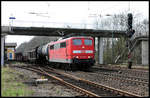 151007 kommt hier am 15.4.2006 um 12.26 Uhrmit einem gemischten Güterzug in Richtung Osnabrück durch den Bahnhof Natrup Hagen.