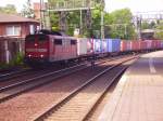 151 053-6 mit einem Containerzug durch Hamburg-Harburg.