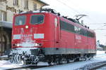 21. Februar 2013, Lok 151 161 steht für Vorspann- und Schiebedienste in Pressig-Rothenkirchen bereit. Bei kaltem und sonnigem Winterwetter hat sie sich ein schattiges Plätzchen ausgewählt.