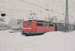 Am 08. Januar 2000 fährt Lok 151 055-1 der DB-Cargo mit einem Kesselwagenzug in Richtung Salzburg durch den verschneiten	Bahnhof Freilassing. Olli hat sich gestern über den Schnee gefreut, hoffentlich kommt bald neuer, sonst geht mir die Munition aus!  