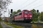 28. September 2017, Lok 151 031 fährt mit einem kurzen Güterzug bei Johannisthal in Richtung Saalfeld.