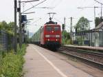 151 021-3 mit einem Containerzug bei der Durchfahrt durch den Bahnhof Blankenloch am 4.5.07