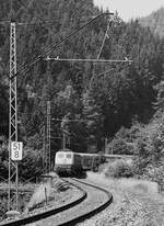 Die Frankenwaldbahn zu Zeiten der deutschen Teilung. 151 140 zwischen Lauenstein und Falkenstein. In den letzten Jahren vor der Wende bespannten Nrnberger 151 alle grenzberschreitenden Schnellzge (August 1983).