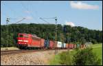 Die 151 030 ist mit einem Containerzug in Richtung Ulm unterwegs. Aufgenommen im Juli 2008 bei Urspring.